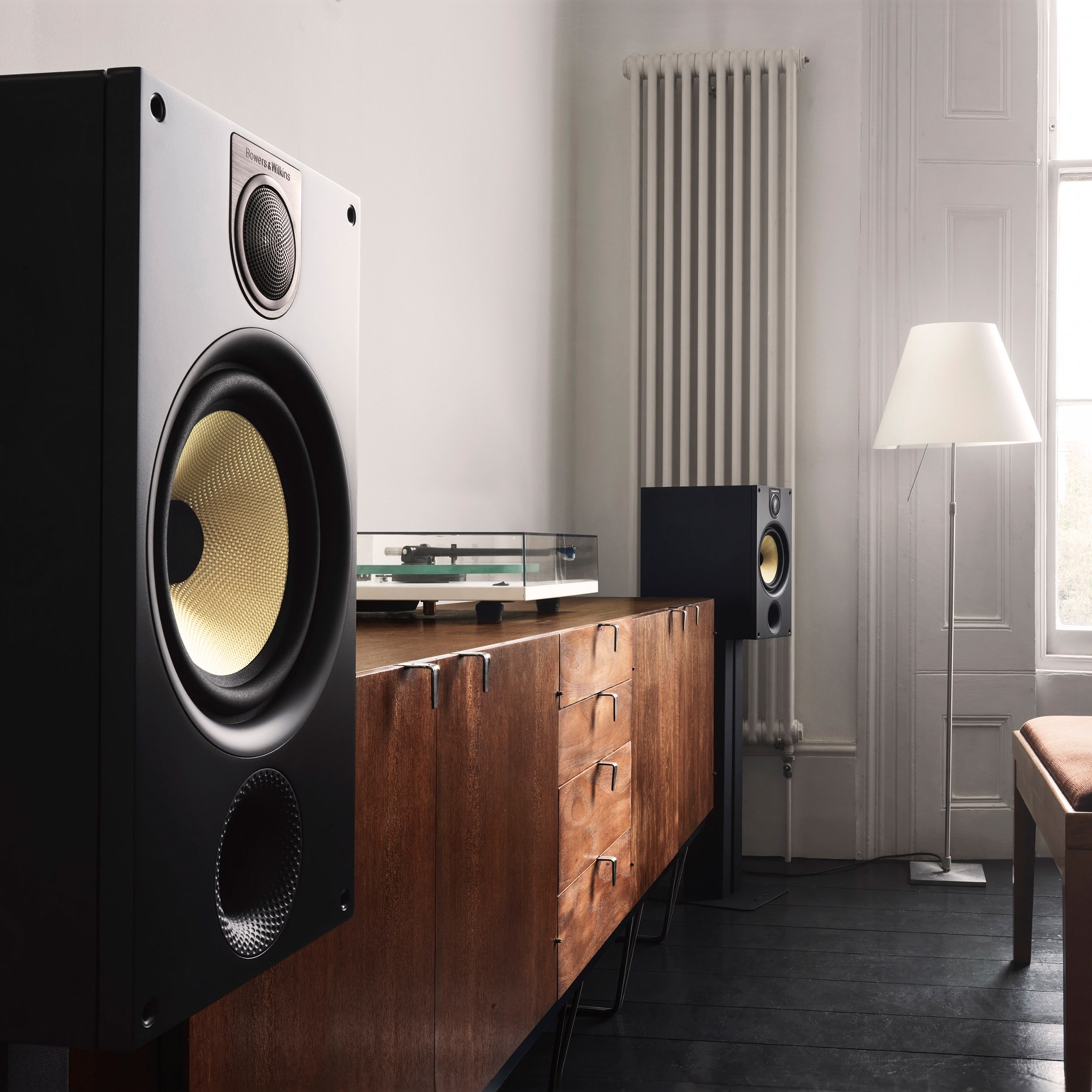 Дома колонки стоят. Акустика Bowers Wilkins. Bowers Wilkins 685. Bowers Wilkins 685 s2 Black. Акустическая система Bowers Wilkins.